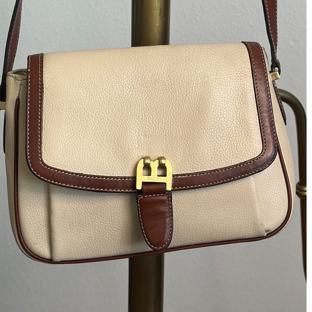 Bally Vintage Cream Pebbled Leather Crossbody Bag Brown Trim Gold B Logo